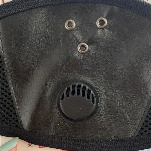 Face mask with filter - Picture 2 of 2
